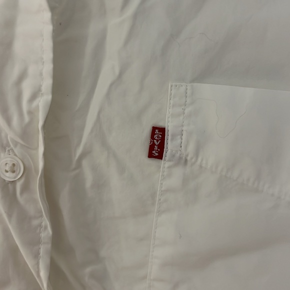 Levi’s Cropped Button Up - Picture 2 of 3